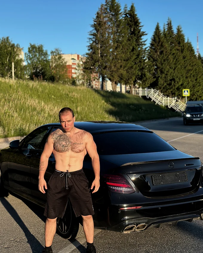 Даниил Степанов у своего Мерседеса