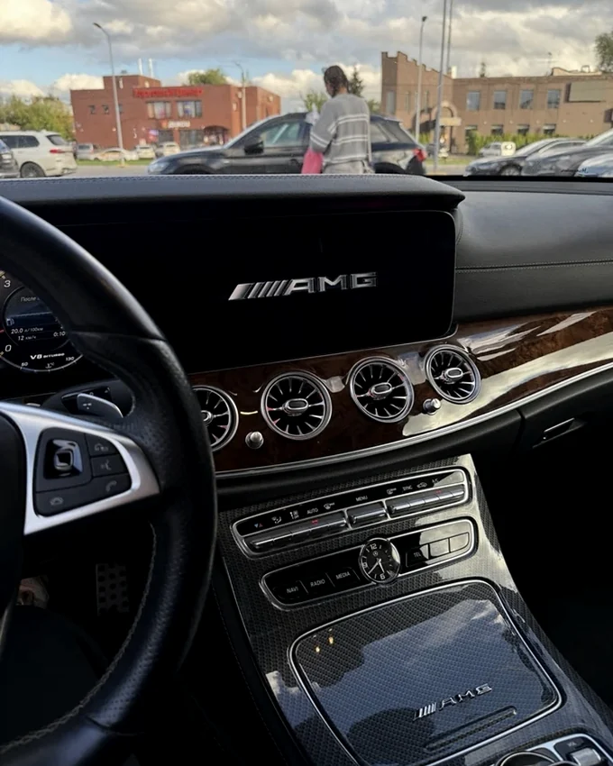Приборная панель с меню AMG