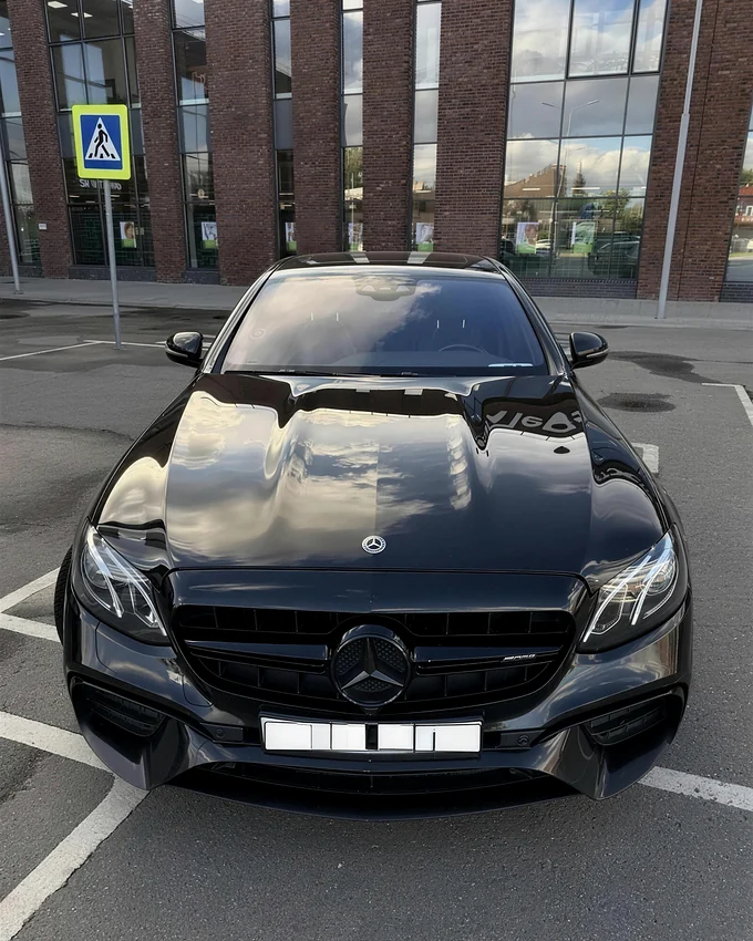 Передняя часть Mercedes E 400 с решёткой AMG