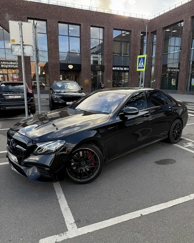 Mercedes E 400 в три четверти