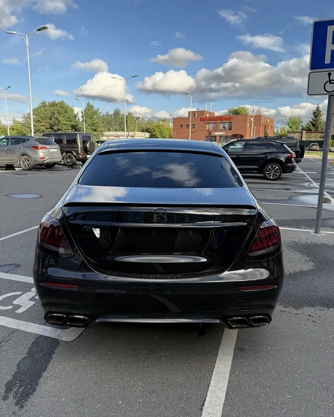 Корма Mercedes E 400 и патрубки выхлопа