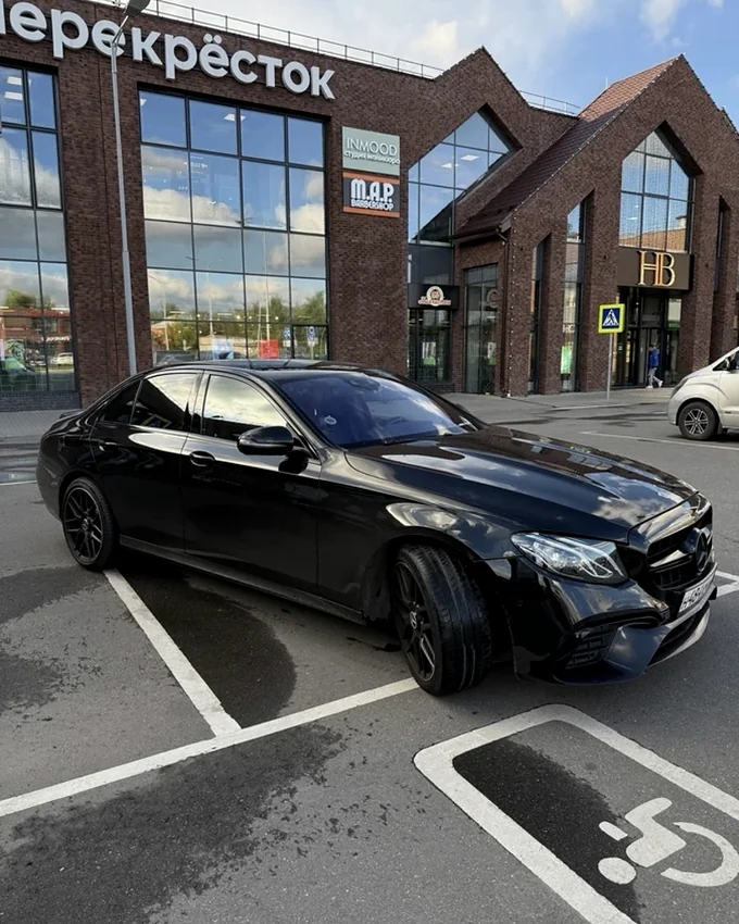 Mercedes E 400 в профиль