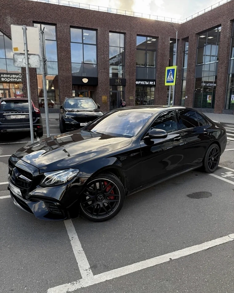 Mercedes-Benz E 400 4MATIC в три четверти при дневном свете